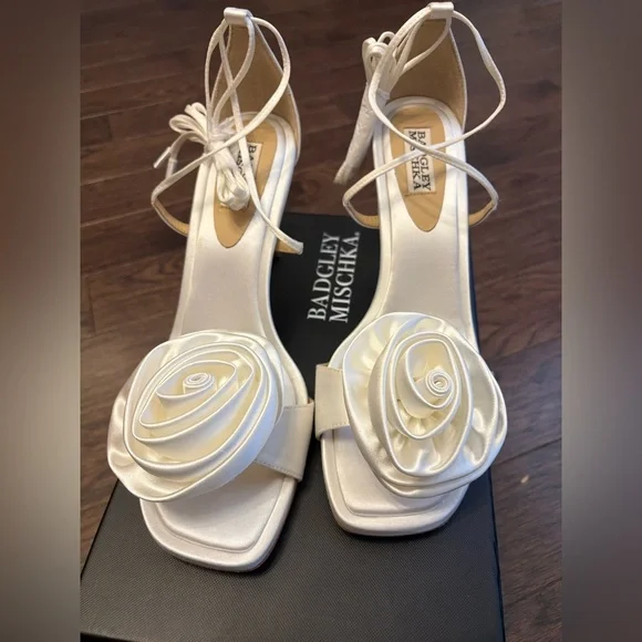 BNIB Badgley Mischka Janelle Rosette Wrap Heels - Picture 3 of 6